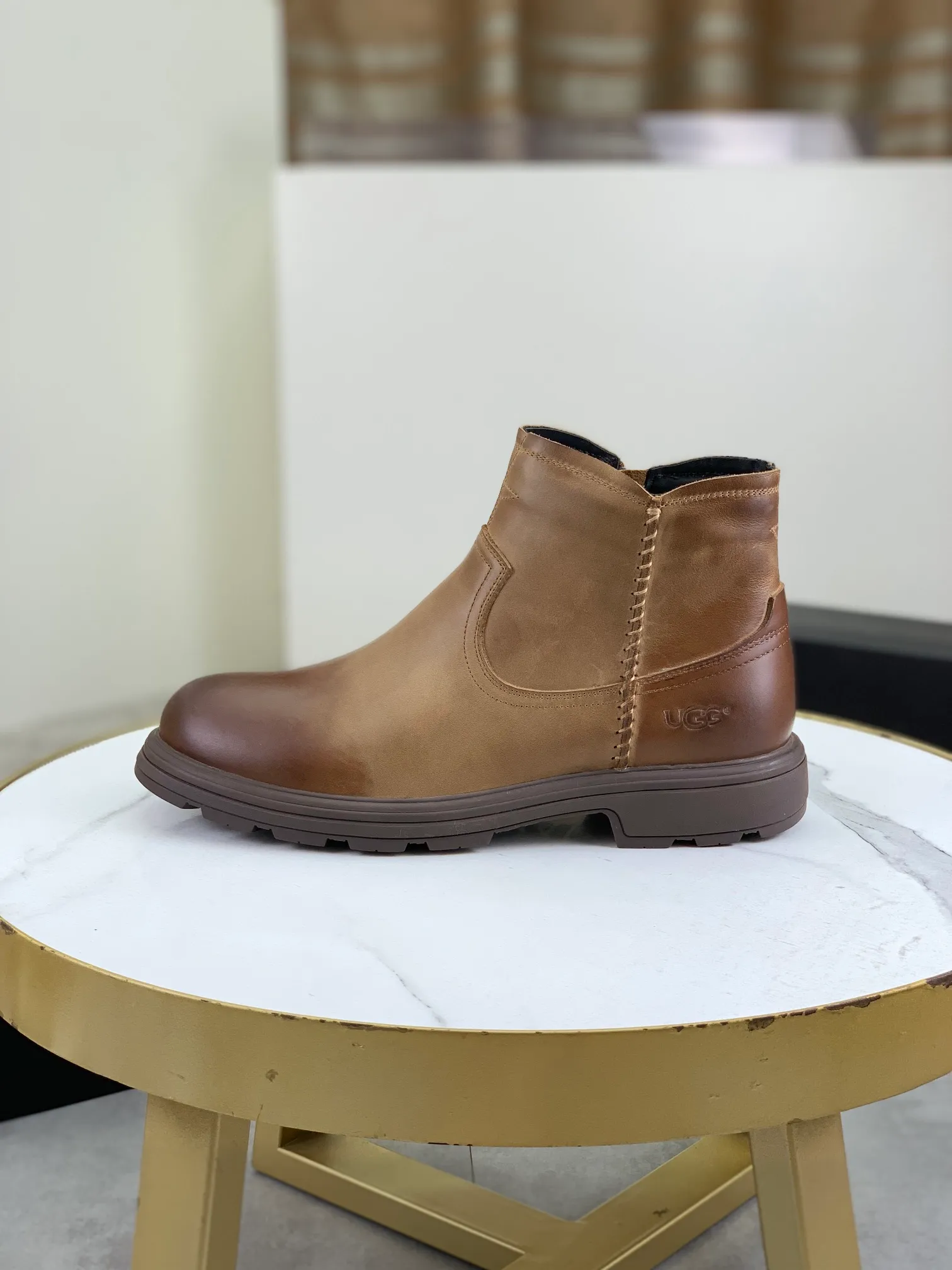 Factory price P640 💶[UGG] (full wool lining) Top-end high-quality fur integrated warm snow boots from Australia's warm luxury men's shoes brand, UGG-5877 official website synchronized, made of imported cowhide, carefully sewn...Imported rubber outsole (comfortable, soft, wear-resistant) The quality is really great...Exquisite workmanship, you can't put it down at first sight, code number: 39-44 Color: 3️⃣colors available